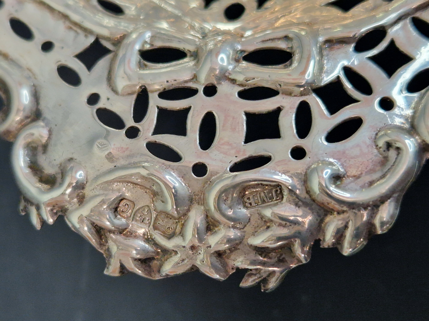 TWO HALLMARKED SILVER SWEET DISHES WITH FLORAL RIMS AND PIERCED SIDES, 207Gms. - Image 4 of 4