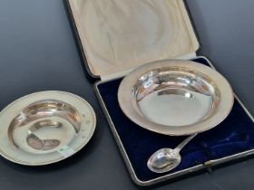 A CASED HALLMARKED SILVER BOWL AND TREFID SPOON TOGETHER WITH A HALLMARKED SILVER BOWL OF THE ARMADA