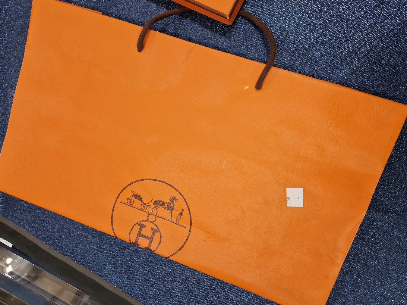 HERMES. A SILK LADIES SCARF. BOXED AND WITH ORIGINAL HERMES BAG. - Image 5 of 6