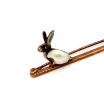 A VINTAGE BAROQUE PEARL AND ENAMEL RABBIT BAR BROOCH. THE BROOCH STAMPED, 15ct, ASSESSED AS 15ct
