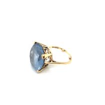 A 9ct HALLMARKED GOLD SYNTHETIC BLUE SPINEL COCKTAIL RING. THE LARGE STONE IN A RAISED FOUR CLAW