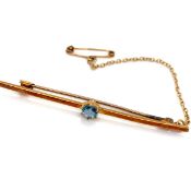 A VINTAGE AQUAMARINE CLAW SET BAR BROOCH, COMPLETE WITH ATTACHED SAFETY CHAIN. THE BROOCH STAMPED