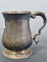 A GEORGE III SILVER HALF PINT MUG BY BARLING, LONDON 1764, THE HANDLE TO THE BALUSTER SHAPE WITH A