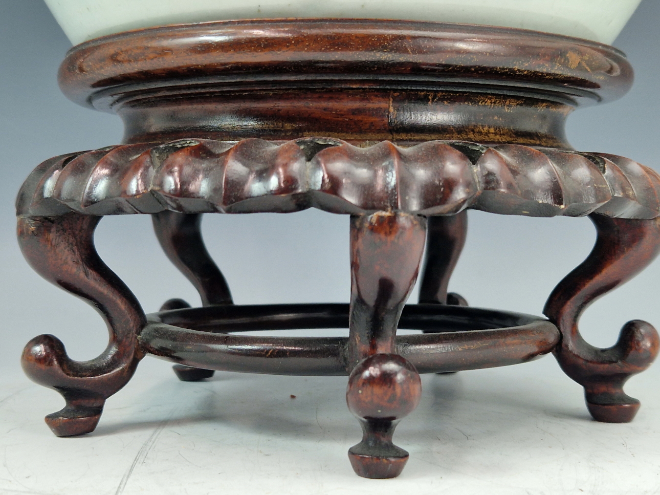 A CHINESE FAMILLE VERT SQUAT FORM JAR DECORATED WITH FAMILY SCENE. AND STANDING ON A CARVED WOODEN - Image 6 of 19