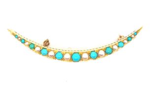 A 20th CENTURY GRADUATED TURQUOISE AND PEARL CRESCENT MOON BROOCH. LENGTH 6.7cms. THE BROOCH