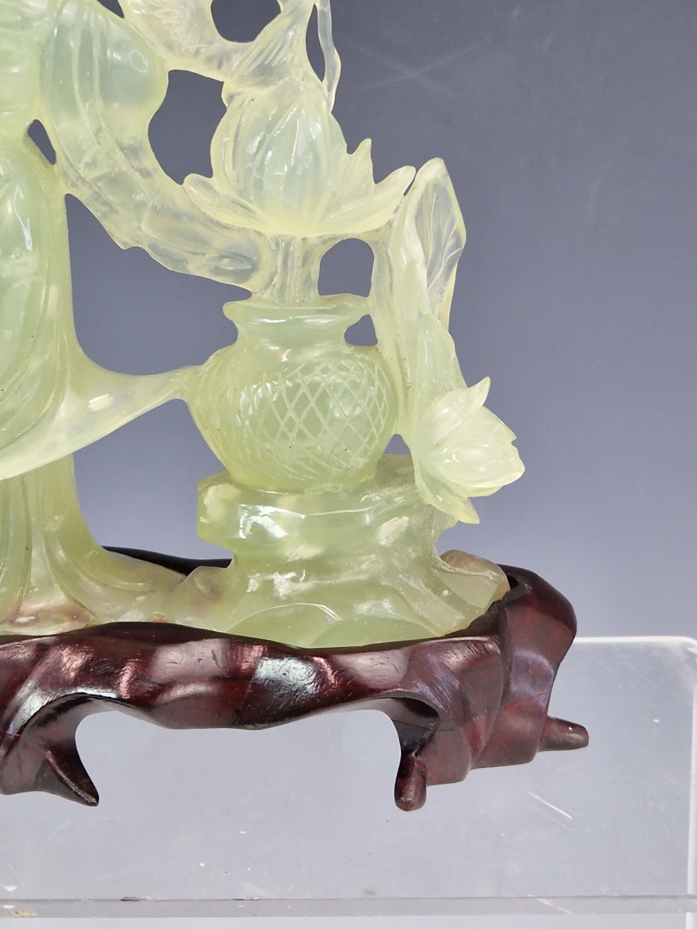 A CHINESE BOWENITE CARVING, WOOD STAND AND FITTED BOX, THE TRANSLUCENT GREEN STONE CARVED AS A - Image 4 of 7