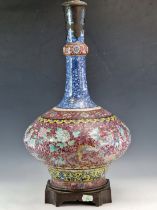 A CHINESE FAMILLE ROSE AND UNDERGLAZE BLUE BOTTLE VASE AS A LAMP, THE BLUE NECK INSCRIBED ON THE BUN