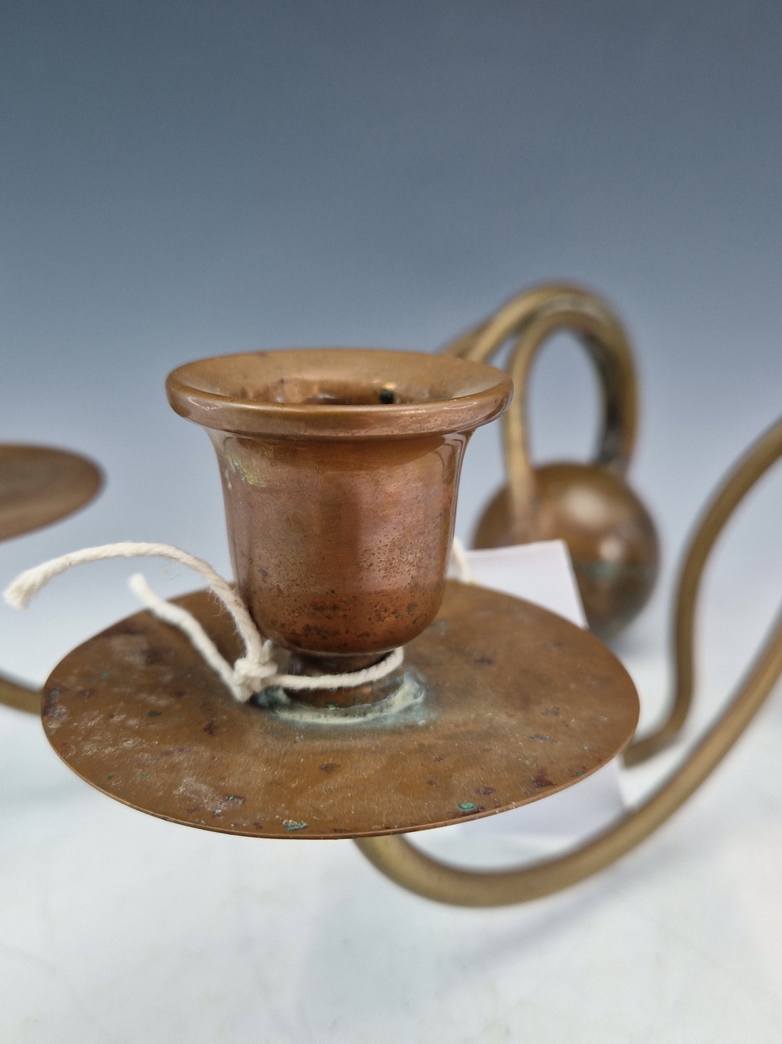 A PAIR OF BENSON BRASS AND COPPER COUNTERWEIGHT CANDLESTICKS, POSSIBLY TO A CHRISTOPHER DRESSER - Image 3 of 7