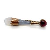 A VINTAGE WHITE AGATE TEAR DROP BROOCH SET WITH A CABOCHON GARNET TOP. THE BROOCH UNHALLMARKED,