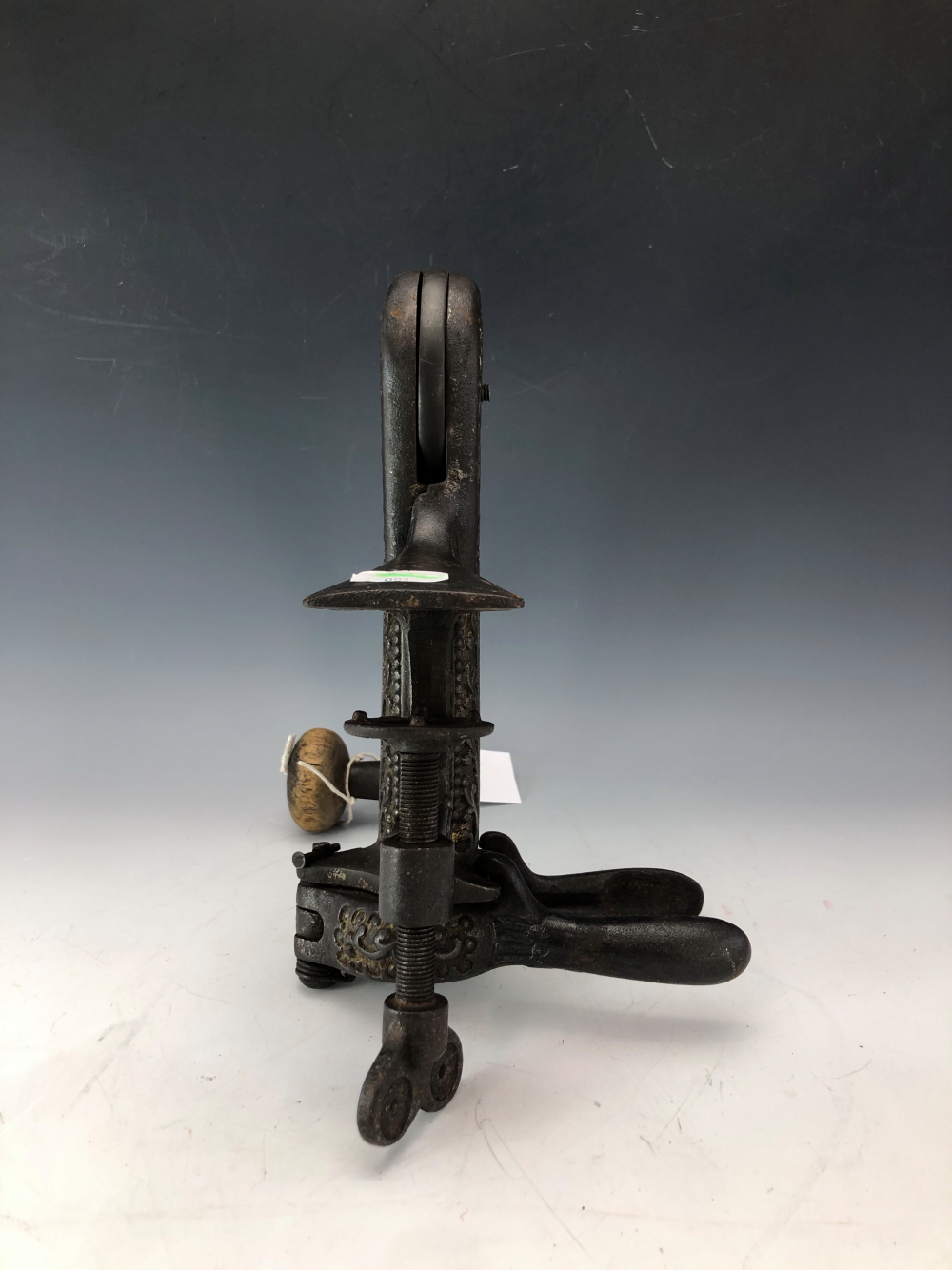 A VICTORIAN TABLE CLAMPING IRON CORKSCREW OPERATED BY A SUBSTANTIAL LEVER ARM - Image 2 of 5