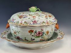 AN EARLY 19th C. CHINESE FAMILLE ROSE TUREEN, COVER AND STAND, EACH PAINTED WITH TWO GEESE IN A