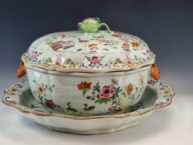 AN EARLY 19th C. CHINESE FAMILLE ROSE TUREEN, COVER AND STAND, EACH PAINTED WITH TWO GEESE IN A