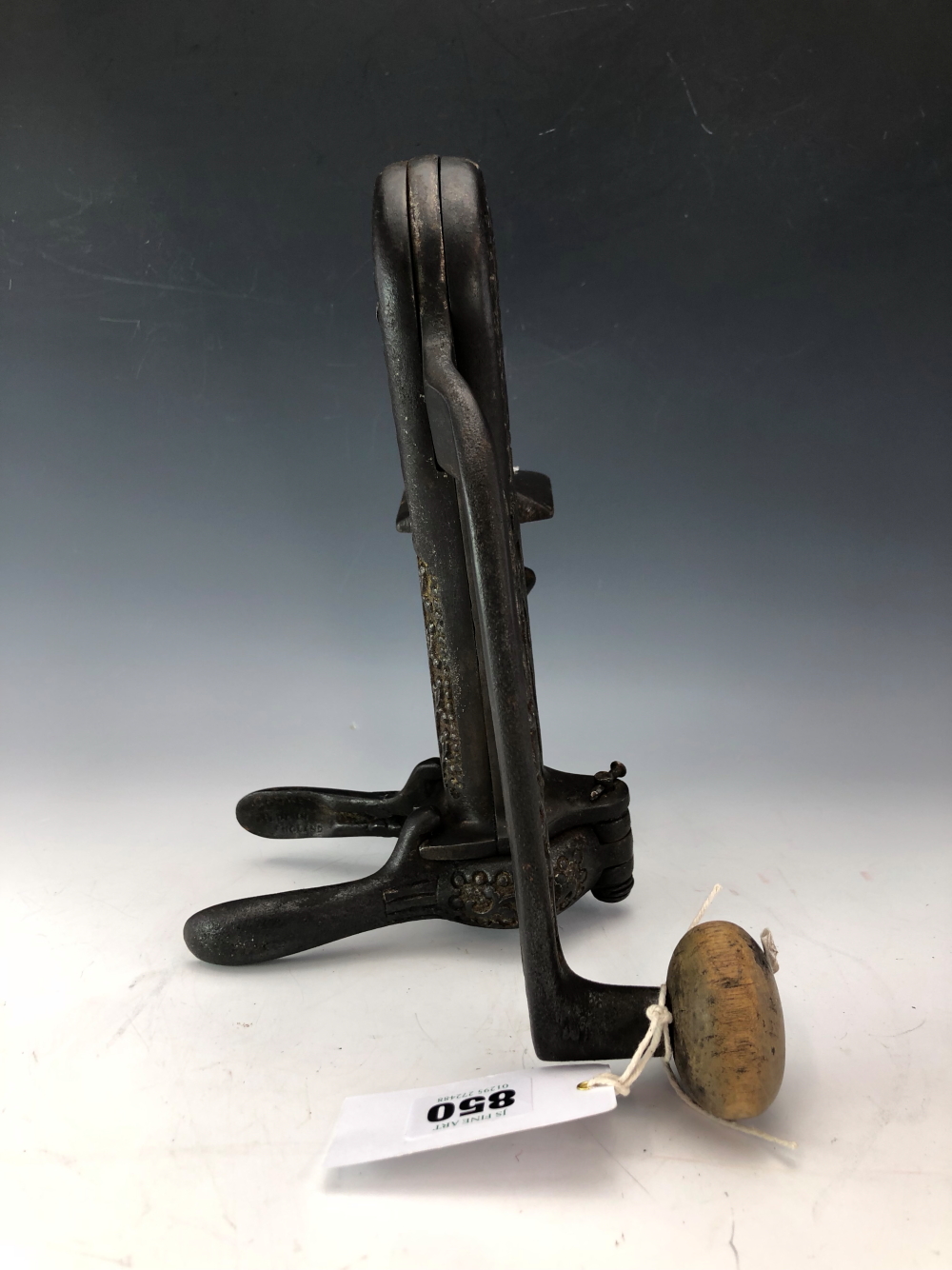 A VICTORIAN TABLE CLAMPING IRON CORKSCREW OPERATED BY A SUBSTANTIAL LEVER ARM - Image 4 of 5