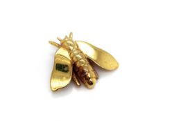 AN INSECT BROOCH. MEASUREMENTS 2.4 X 2.5cms. THE BROOCH UNHALLMARKED, WITH INDISTINCT MARK TO