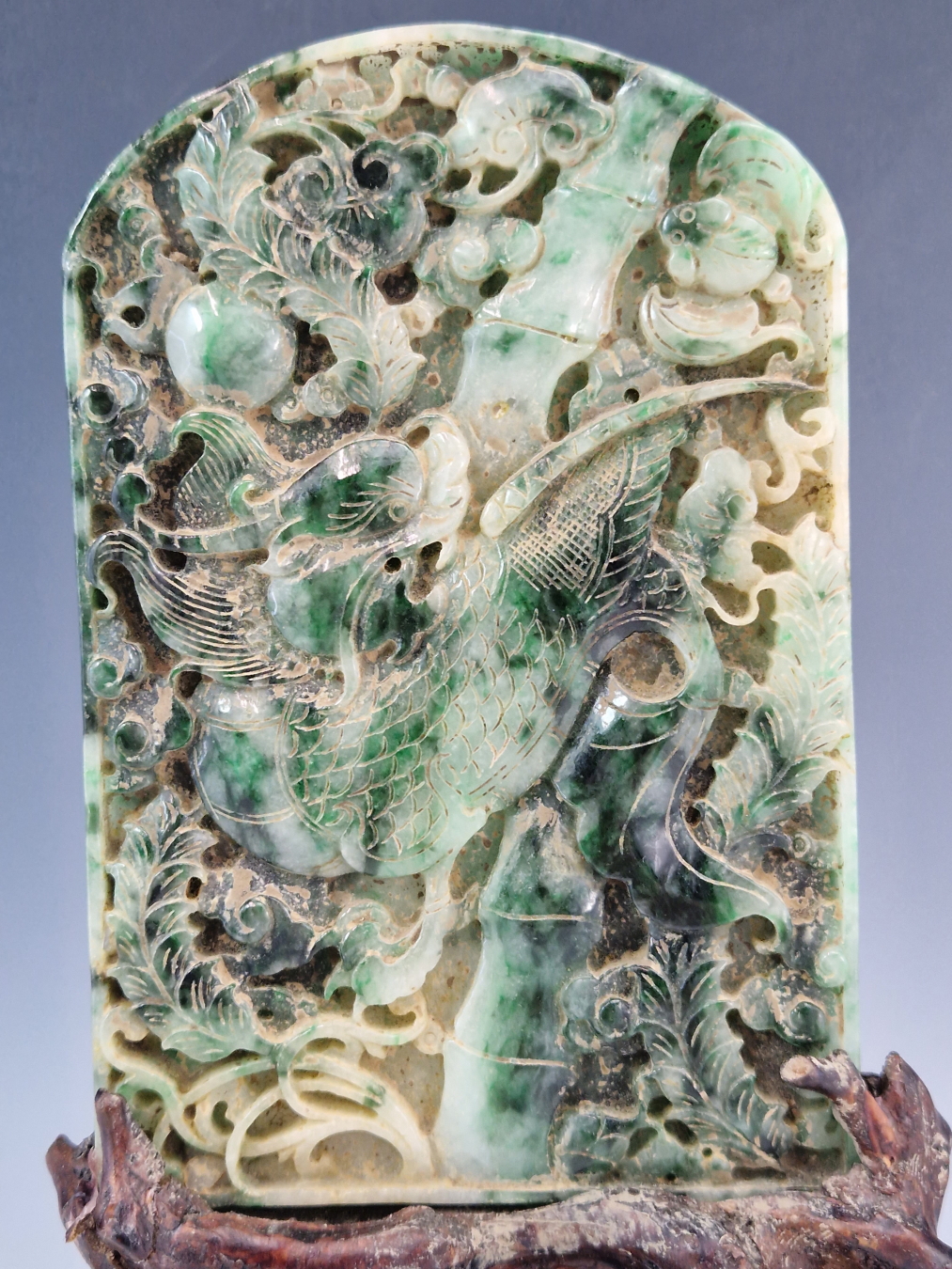 A CHINESE JADEITE ROUND ARCHED PLAQUE CARVED ON ONE SIDE IN RELIEF WITH A BIRD AMONGST BAMBOO. 15 - Image 2 of 8