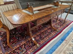 AN EARLY 19th C. MAHOGANY SOFA TABLE, THE ROSEWOOD CROSS BANDED TOP ABOVE TWO DRAWERS TO ONE SIDE