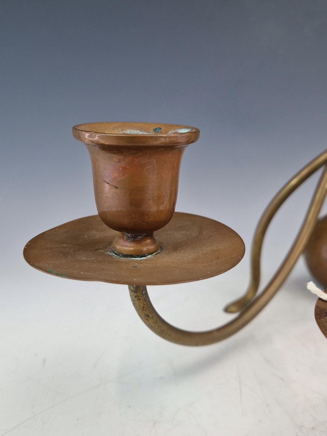 A PAIR OF BENSON BRASS AND COPPER COUNTERWEIGHT CANDLESTICKS, POSSIBLY TO A CHRISTOPHER DRESSER - Image 4 of 7