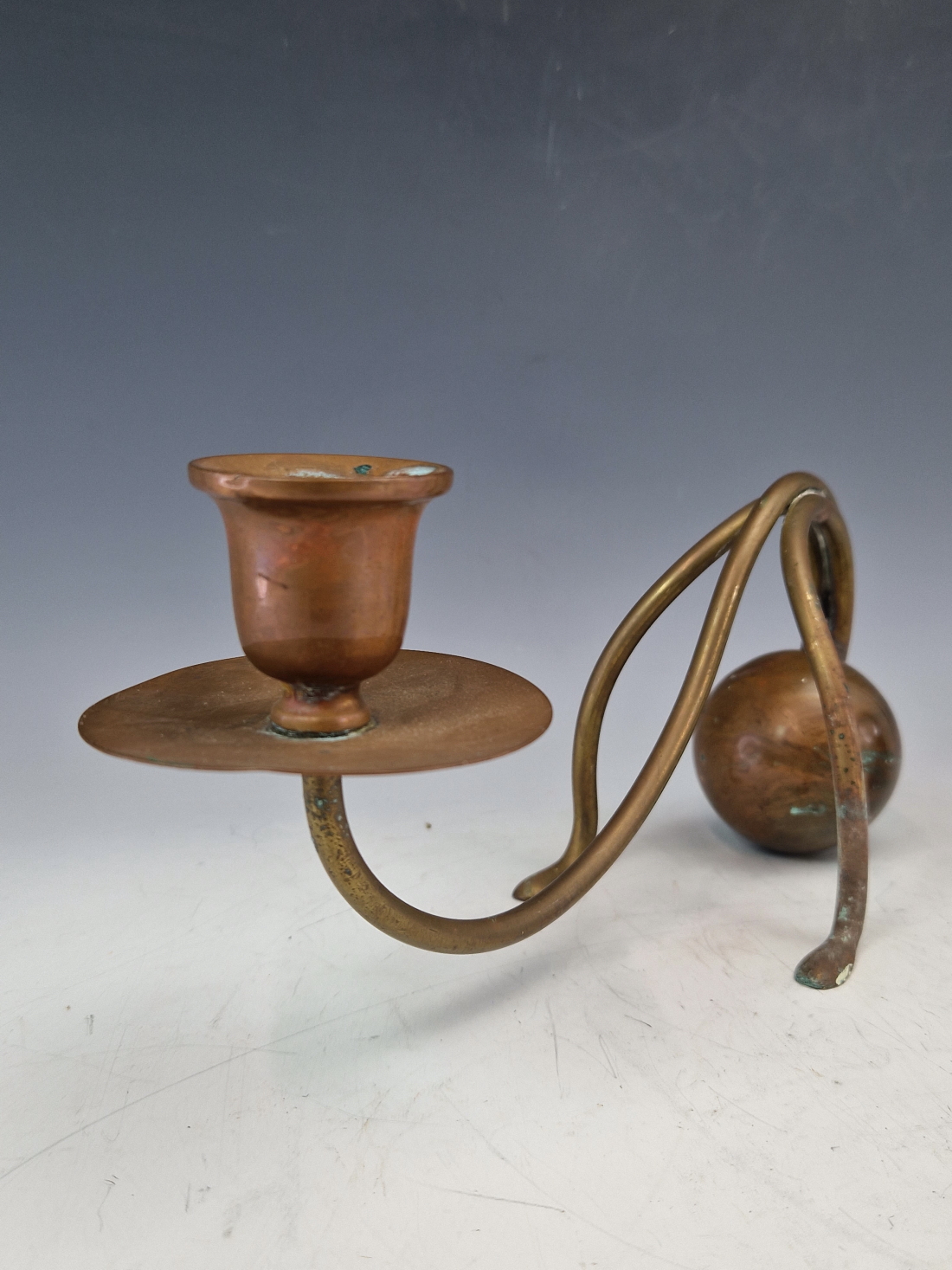 A PAIR OF BENSON BRASS AND COPPER COUNTERWEIGHT CANDLESTICKS, POSSIBLY TO A CHRISTOPHER DRESSER - Image 5 of 7