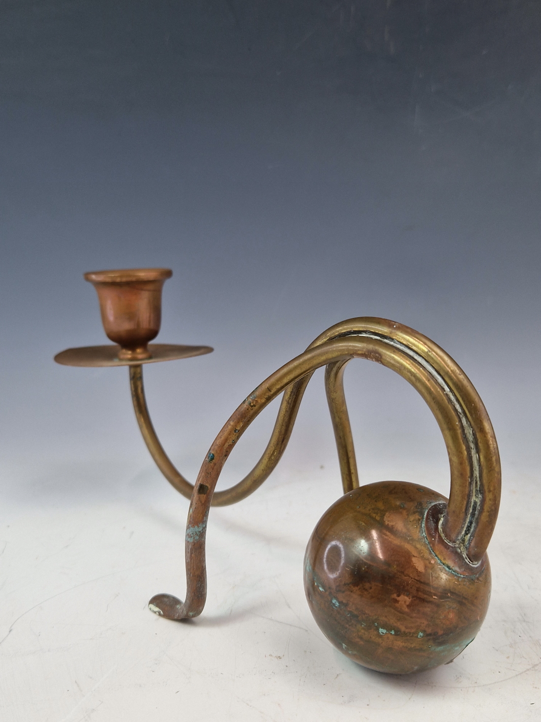 A PAIR OF BENSON BRASS AND COPPER COUNTERWEIGHT CANDLESTICKS, POSSIBLY TO A CHRISTOPHER DRESSER - Image 6 of 7
