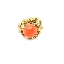 A VINTAGE 9ct GOLD HALLMARKED AND CORAL BRUTALIST STYLE RING. FINGER SIZE H 1/2. WEIGHT 5.90grms.