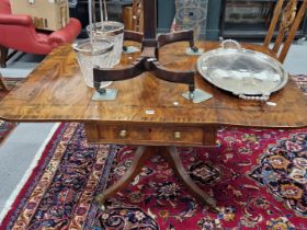 AN EARLY 19th C. ROSEWOOD CROSS BANDED MAHOGANY PEMBROKE TABLE, THE ROUNDED RECTANGULAR FLAP TOP