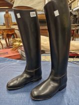 A PAIR OF BLACK LEATHER KONIGS LADIES BOOTS. SIZE 5 1/2.