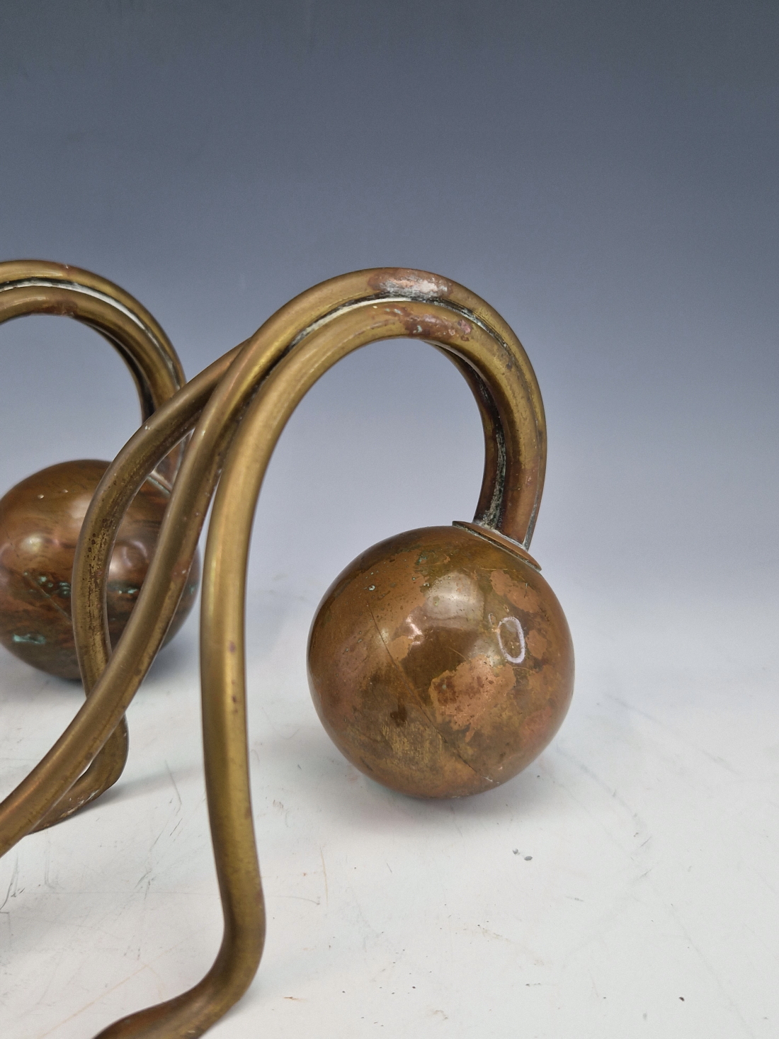 A PAIR OF BENSON BRASS AND COPPER COUNTERWEIGHT CANDLESTICKS, POSSIBLY TO A CHRISTOPHER DRESSER - Image 2 of 7