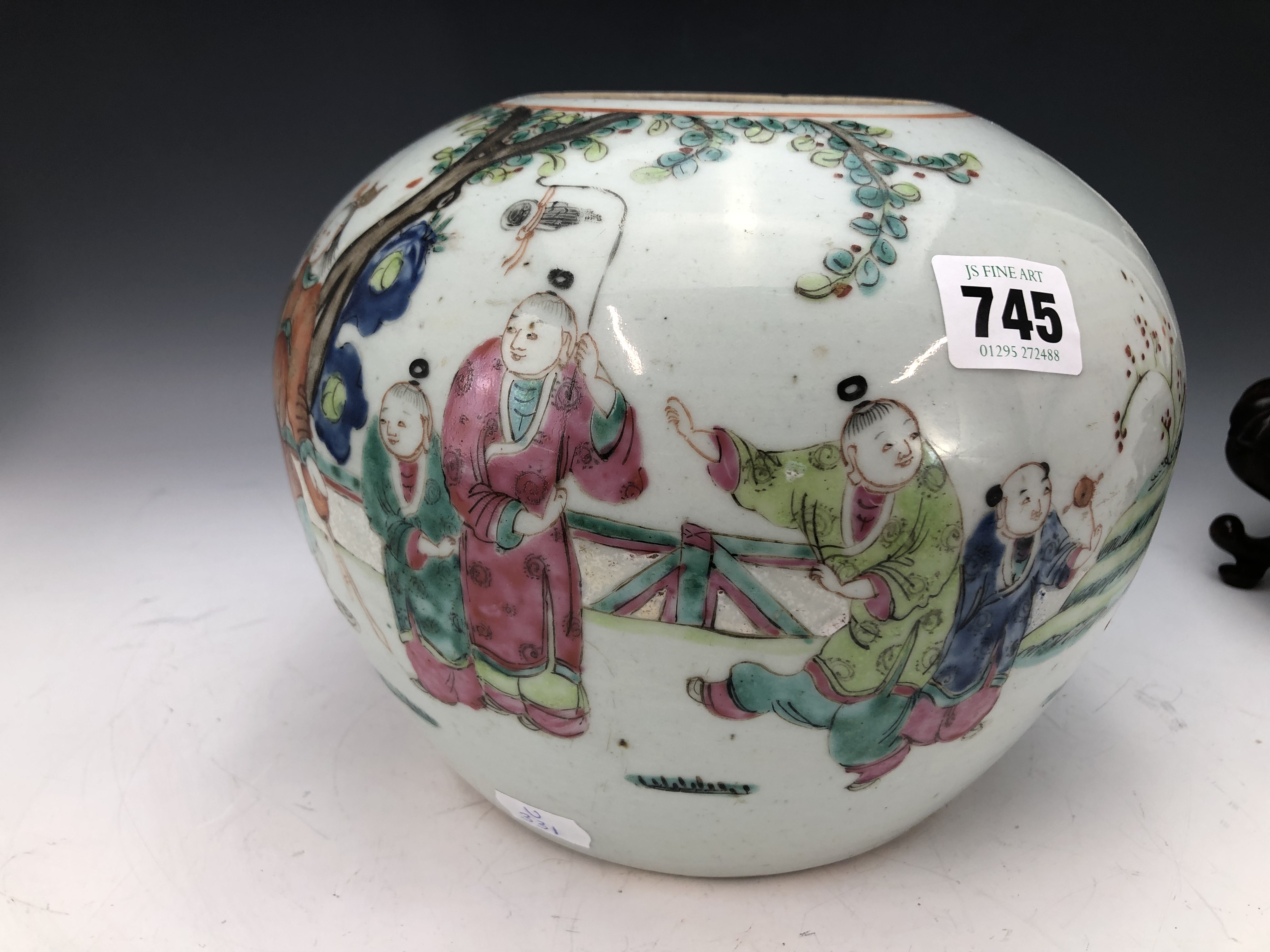 A CHINESE FAMILLE VERT SQUAT FORM JAR DECORATED WITH FAMILY SCENE. AND STANDING ON A CARVED WOODEN - Image 17 of 19