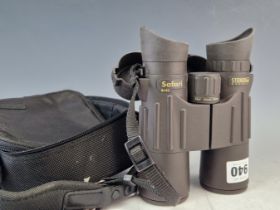 A PAIR OF STEINER SAFARI 8 X 42 BINOCULARS.