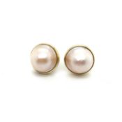 A PAIR OF MABE PEARL STUD EARRINGS FOR PIERCED EARS. THE SETTINGS UNHALLMARKED, ASSESSED AS 14ct
