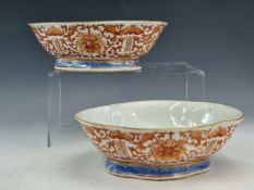 A PAIR OF CHINESE ELONGATED QUATREFOIL BOWLS, THE EXTERIORS PAINTED IN IRON RED WITH LOTUS AND