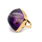 A LARGE DOMED SUGARLOAF AMETHYST RING IN A RUBOVER SETTING. DATED 1965, BIRMINGHAM. FINGER SIZE O.