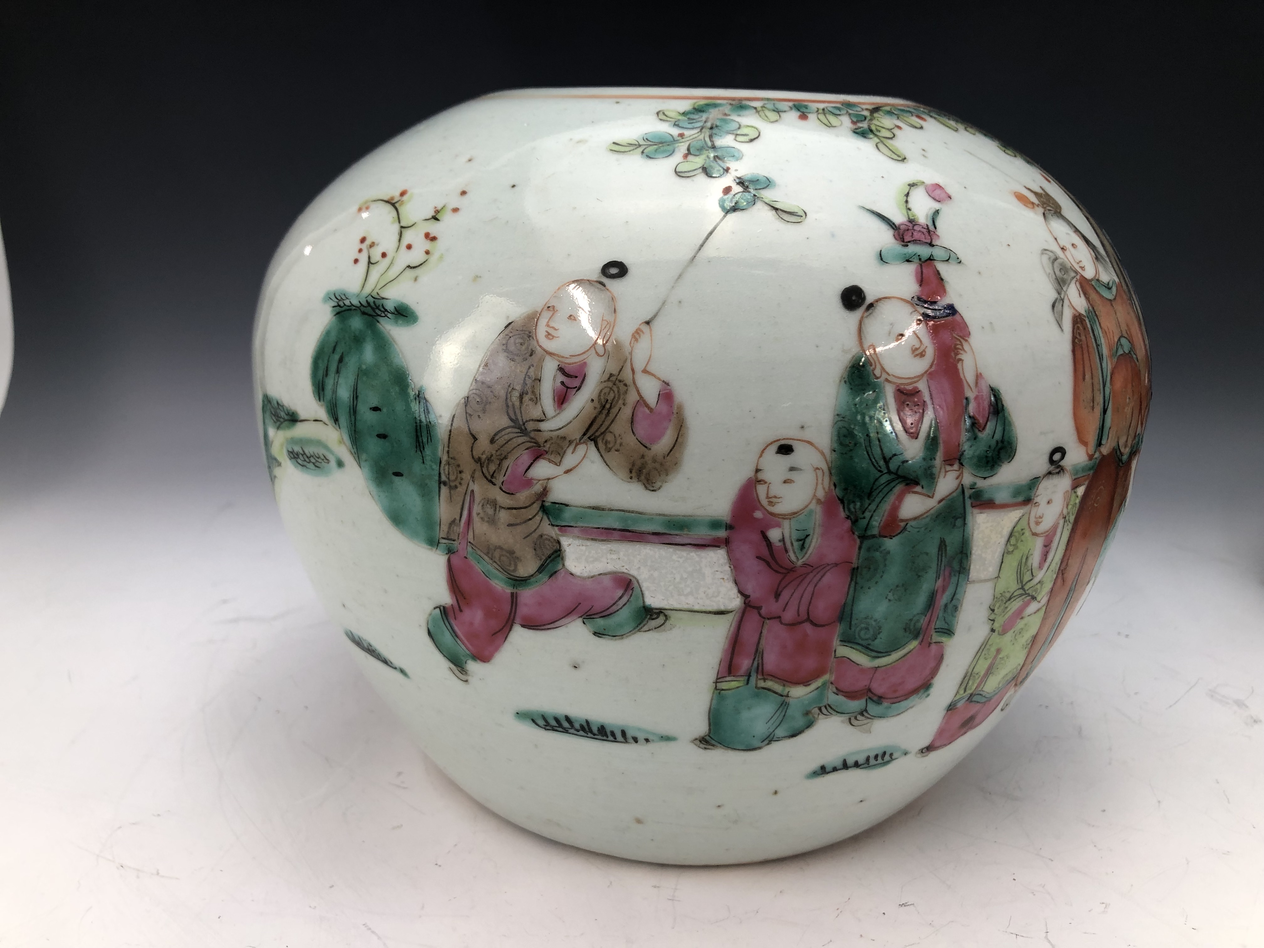 A CHINESE FAMILLE VERT SQUAT FORM JAR DECORATED WITH FAMILY SCENE. AND STANDING ON A CARVED WOODEN - Image 18 of 19