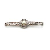AN ART DECO STYLE DIAMOND AND PEARL BAR BROOCH. THE CENTRAL PEARL 5.8mm. THE BROOCH UNHALLMARKED,