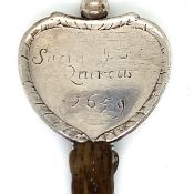AN ANTIQUE CHARLES II SCENT OR SNUFF PHIAL. THE HEART SHAPED SILVER TOP WITH REMOVABLE WAND,
