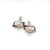 A PAIR OF VINTAGE CULTURED PEARL CUFFLINKS. UNHALLMARKED, STAMPED M WGK14, ASSESSED AS 14ct WHITE
