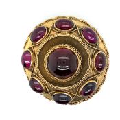 AN ANTIQUE CABOCHON SET ETRUSCAN STYLE GARNET BROOCH. THE EIGHT OUTER GARNETS WITH SNAKE LINK