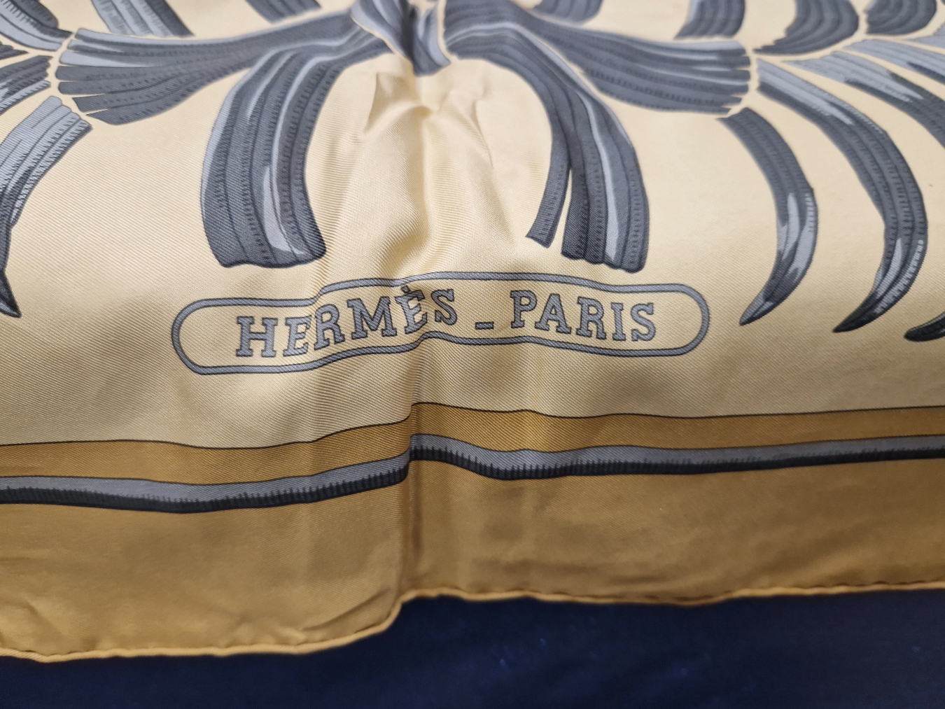 HERMES. A SILK LADIES SCARF. BOXED AND WITH ORIGINAL HERMES BAG. - Image 3 of 6