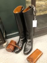 A PAIR OF LADYS BLACK LEATHER RIDING BOOTS, TOE TO HEEL. 24cms. A LEATHER CASE TO TAKE A NEST OF
