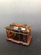 AN EARLY 19th C. TORTOISESHELL TWO COMPARTMENT TEA CADDY SUPPORTED ON FOUR BUN FEET