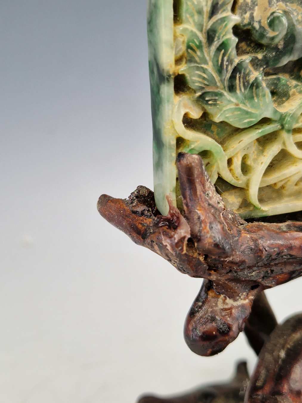 A CHINESE JADEITE ROUND ARCHED PLAQUE CARVED ON ONE SIDE IN RELIEF WITH A BIRD AMONGST BAMBOO. 15 - Image 5 of 8