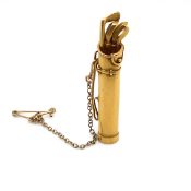 AN ANTIQUE 15ct HALLMARKED GOLD GOLF BAG AND CLUBS BROOCH COMPLETE WITH SAFETY CHAIN. DATED 1894,