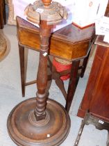 AN OAK BILLIARD CUE STAND,THE CROWN TOP WITH FIVE INDENTS TO TAKE THE TOPS OF THE CUES BELOW A