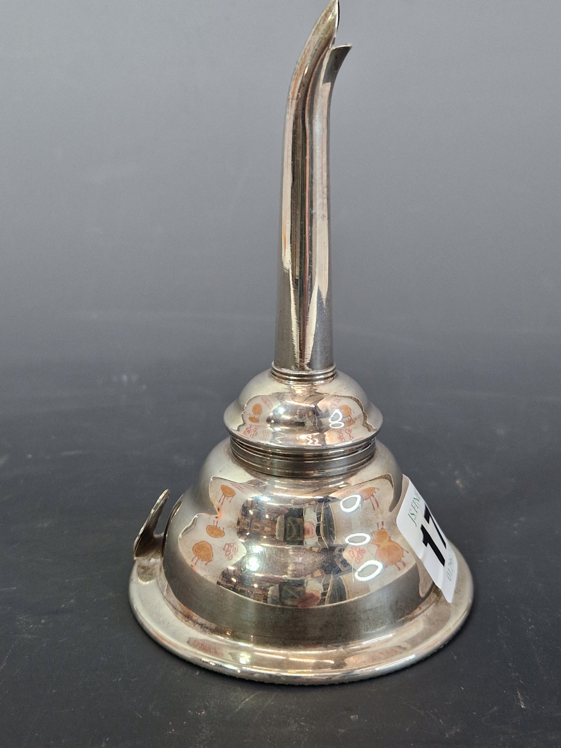 A SILVER WINE FUNNEL BY DAVID MILLS, LONDON 1986, 61Gms.