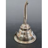 A SILVER WINE FUNNEL BY DAVID MILLS, LONDON 1986, 61Gms.