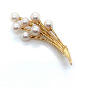 A FRESHWATER PEARL SPRAY BROOCH. LENGTH 6.1cms. THE BROOCH STAMPED K18, ASSESSED AS 18ct GOLD.