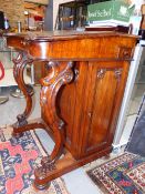AN VICTORIAN ROSEWOOD DAVENPORT DESK, THE LEATHER INSET LID ENCLOSING MAPLE FRONTED DRAWERS, THE DOO