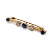 AN ANTIQUE SAPPHIRE AND DIAMOND BAR BROOCH. THE PRINCIPLE CENTRAL SAPPHIRE APPROXIMATE