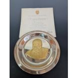 A BOXED SILVER 1974 JOHN PINCHES CHURCHILL CENTENARY PLATE WITH CERTIFICATE NO 1849, THE CENTRAL