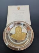 A BOXED SILVER 1974 JOHN PINCHES CHURCHILL CENTENARY PLATE WITH CERTIFICATE NO 1849, THE CENTRAL